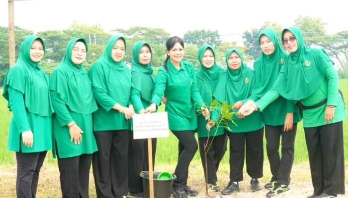 TNI dan Persit Kompak Hijaukan Kampung Pandu Jotosanur Lamongan