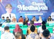 Ngobrol Bareng Bupati Bojonegoro di Tengah Hujan, Aspirasi Warga Malo Mengalir