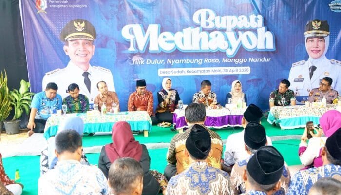 Ngobrol Bareng Bupati Bojonegoro di Tengah Hujan, Aspirasi Warga Malo Mengalir