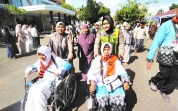 Inilah Aksi Polwan Bojonegoro Bikin Calon Jamaah Haji Tersentuh