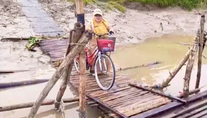 Naik Sepeda Ontel, Guru SD di Bojonegoro Ini Tak Pernah Absen Mengajar