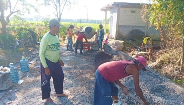 Warga 4 RT Bayemgede Kepohbaru Bojonegoro Kerja Bakti Bangun Makam