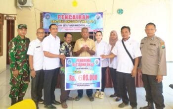 Penyaluran BLT DD di Sukorame Lamongan Berjalan Tertib, Babinsa Ikut Kawal