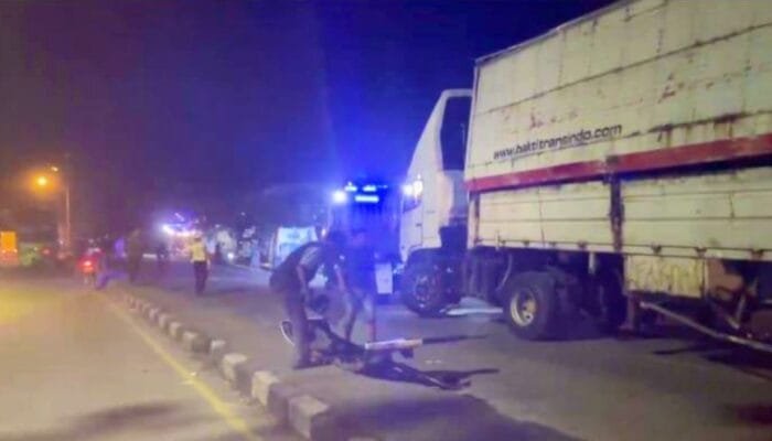 Detik-detik Truk Trailer Oleng lalu Terguling di Babat Lamongan