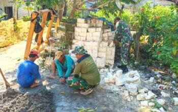 Tinggal di Rumah Memprihatinkan, Lansia di Ngimbang Lamongan Akhirnya Dapat Bantuan TNI