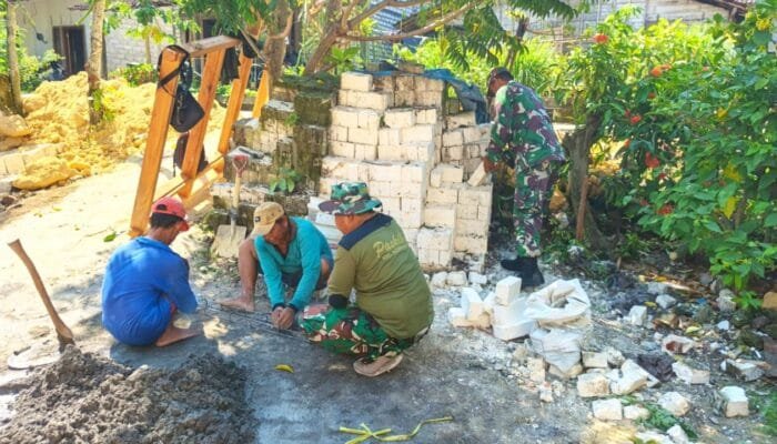 Tinggal di Rumah Memprihatinkan, Lansia di Ngimbang Lamongan Akhirnya Dapat Bantuan TNI