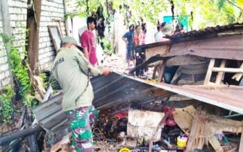 TNI Lamongan dan Warga Kompak Bantu Nenek Gendok Usai Rumahnya Ambruk diterjang Angin