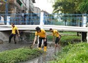 Kapolres Bojonegoro Turun Langsung Bersihkan Sungai, Warga Sumber Tlaseh Antusias