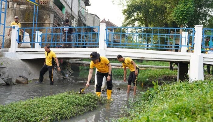 Kapolres Bojonegoro Turun Langsung Bersihkan Sungai, Warga Sumber Tlaseh Antusias