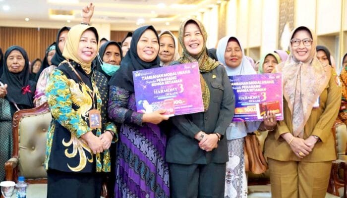 Pedagang Kembang Setaman Sumringah, Dapat Suntikan Modal dari BPR Bojonegoro
