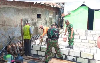 Dari Angkut Semen hingga Pasang Genteng, Babinsa Lamongan Bikin Salut Warga