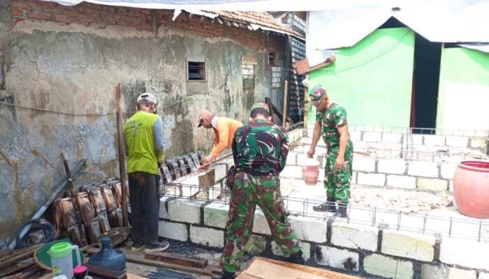 Dari Angkut Semen hingga Pasang Genteng, Babinsa Lamongan Bikin Salut Warga