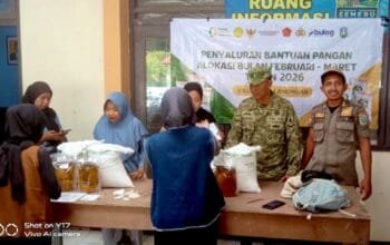 Babinsa Loreng di Lamongan Ini Rela Angkut Beras Demi Warga Lansia