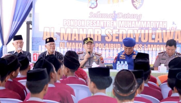 Puluhan Santri di Lamongan Diajari Polisi Cara Selamat dari Bencana Air