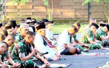 Momen Idul Adha, Yonif TP 885 Belibis Putih dan Masyarakat Dander Bojonegoro Sholat Bersama