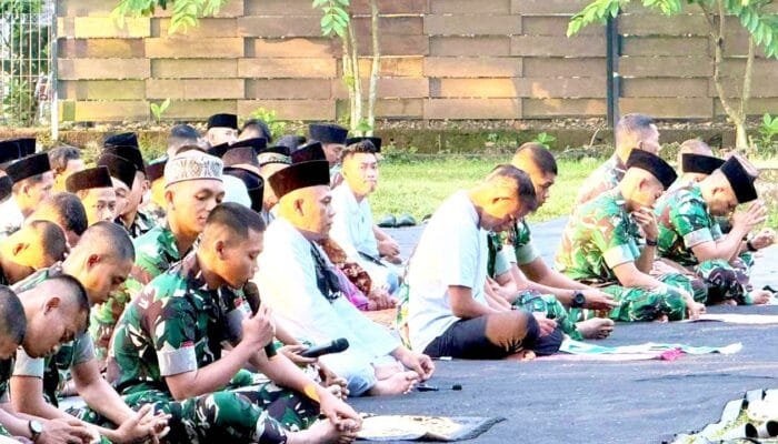 Momen Idul Adha, Yonif TP 885 Belibis Putih dan Masyarakat Dander Bojonegoro Sholat Bersama