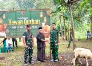 Personel Yonif TP 885 Tebar Kepedulian Lewat Pembagian Daging Kurban Untuk Warga Bojonegoro