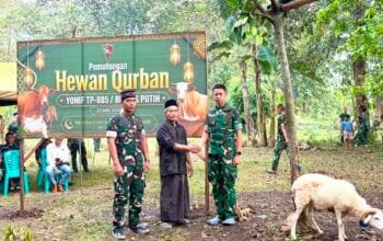 Personel Yonif TP 885 Tebar Kepedulian Lewat Pembagian Daging Kurban Untuk Warga Bojonegoro