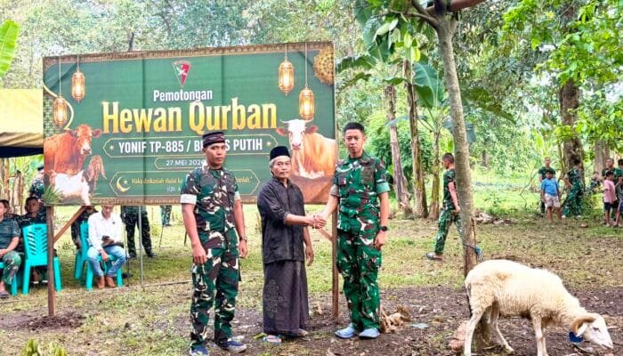 Personel Yonif TP 885 Tebar Kepedulian Lewat Pembagian Daging Kurban Untuk Warga Bojonegoro