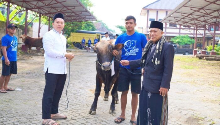 Polres Bojonegoro Tebar Daging Kurban, Warga dan Ponpes Ikut Merasakan