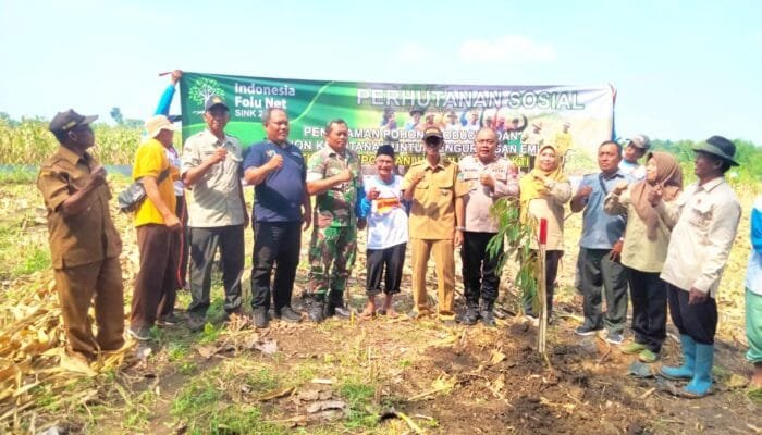 Babinsa Solokuro Lamongan Bersama Warga dan Perhutani Tanam Alpukat hingga Sengon