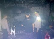 Polisi, Damkar dan Warga Jinakkan Kebakaran Gudang di Lamongan