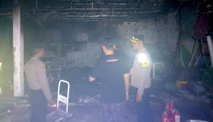 Polisi, Damkar dan Warga Jinakkan Kebakaran Gudang di Lamongan