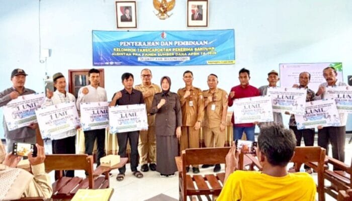 Wabup Bojonegoro Serahkan Traktor dan Transplanter, Petani Diminta Maksimalkan Hasil Panen