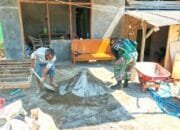 Di Bawah Terik Matahari, Babinsa Ngimbang Lamongan Wujudkan Hunian Layak untuk Warga