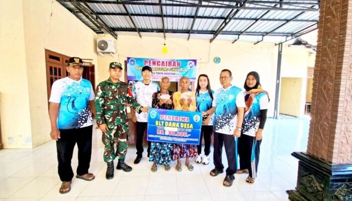 Penyaluran BLT Dana Desa di Kedungkumpul Sukorame Lamongan Berjalan Lancar Berkat Pengawalan Babinsa