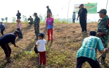 Hijaukan Kalitidu, Kodim Bojonegoro dan Warga Tanam Ribuan Pohon di Leran