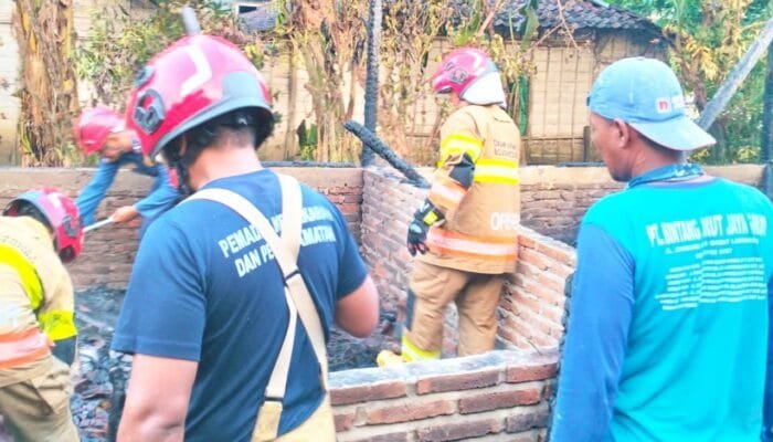 Korsleting Mesin Pompa Air Picu Kebakaran di Bojonegoro
