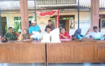713 KPM di Tiga Desa Terima Bantuan, Babinsa Sarirejo Lamongan Pastikan Tepat Sasaran