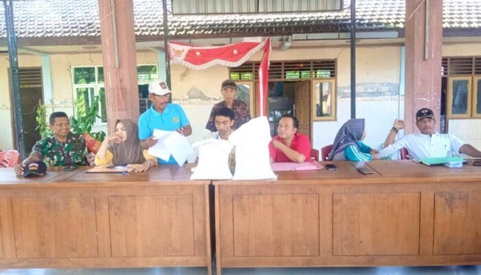 713 KPM di Tiga Desa Terima Bantuan, Babinsa Sarirejo Lamongan Pastikan Tepat Sasaran