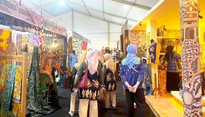 Ribuan Warga Padati Bojonegoro Wastra Batik Festival 2026, Produk Lokal Jadi Buruan