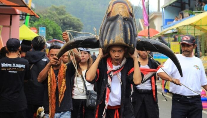 Aturan Diperketat, Ngarak Banteng 1 Suro di Kota Batu Tetap Jaga Kesakralan Tradisi