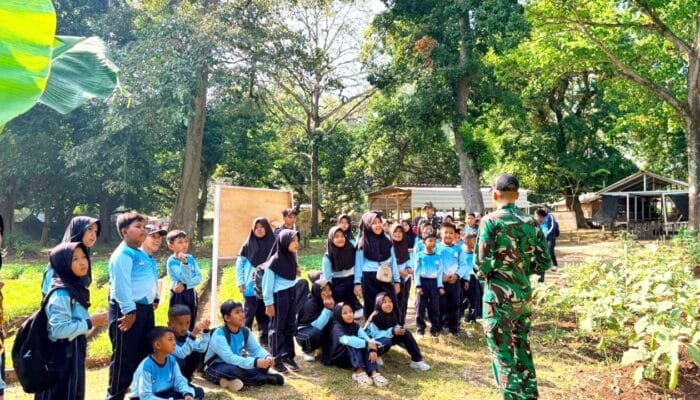Demo Pencak Silat Militer Bikin Siswa SDN Ngorogunung 2 Bojonegoro Takjub