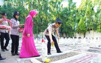 Pesan Menyentuh Kapolres Bojonegoro Saat Ziarah Makam Pahlawan