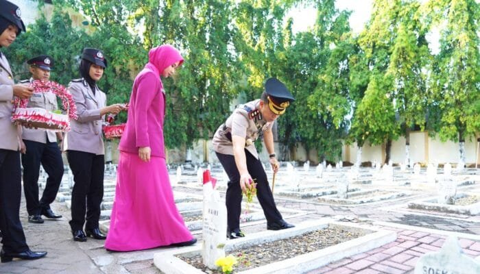 Pesan Menyentuh Kapolres Bojonegoro Saat Ziarah Makam Pahlawan