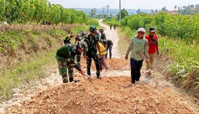 Babinsa, Brigif dan Warga Bersatu Perbaiki Jalan Desa Bubulan Bojonegoro