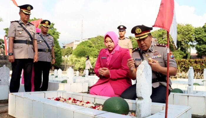 Polres Batu Kenang Jasa Pahlawan, Berbagi Tali Asih di Hari Bhayangkara