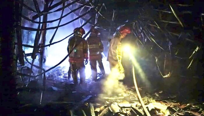 Api Lalap Rumah Warga Karangsono Dander, Damkarmat Bojonegoro Berjibaku Selama Satu Jam