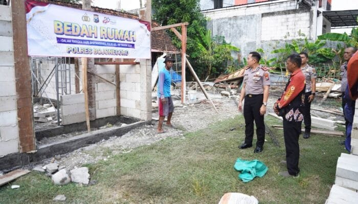 Kapolres Bojonegoro Tinjau Bedah Rumah Warga Balen, Bukti Kepedulian Polri