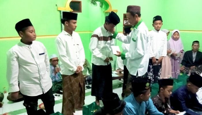 Majelis Taklim Al Mukhlisin dan NU Sidorejo Bojonegoro Berbagi Kebahagiaan untuk Anak Yatim