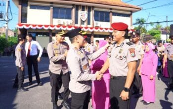 79 Personel Polres Bojonegoro Terima Kenaikan Pangkat, Ada Tradisi Siram Air