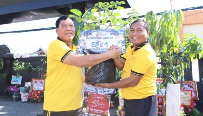 Hadiah Tak Biasa untuk Polres Lamongan, 126 Pohon Siap Menghijaukan Wilayah