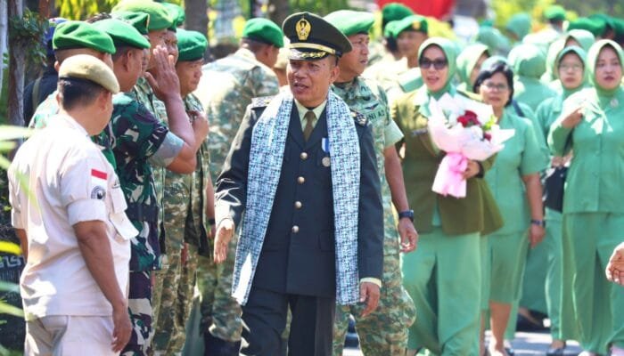 Tradisi Pedang Pora Iringi Perpisahan Dua Danramil, Momen Haru di Kodim Lamongan