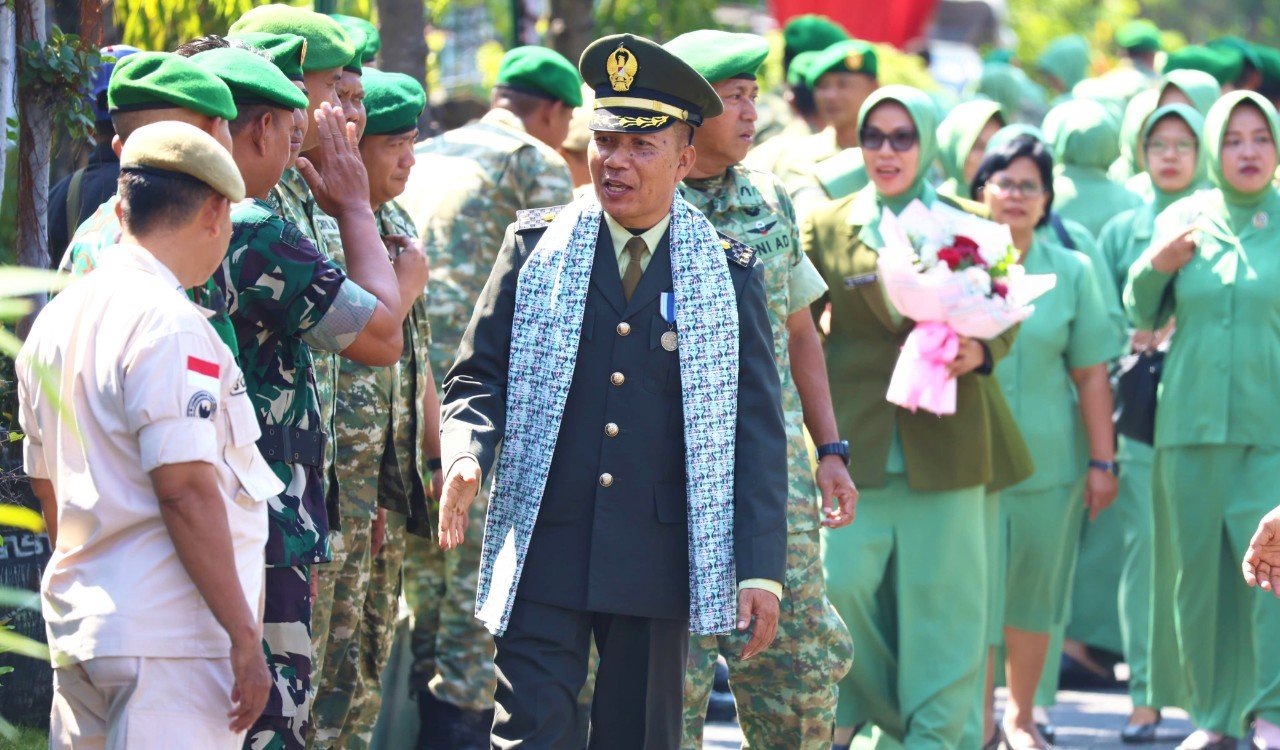 Tradisi Pedang Pora Iringi Perpisahan Dua Danramil, Momen Haru di Kodim Lamongan img 20260705 wa0000