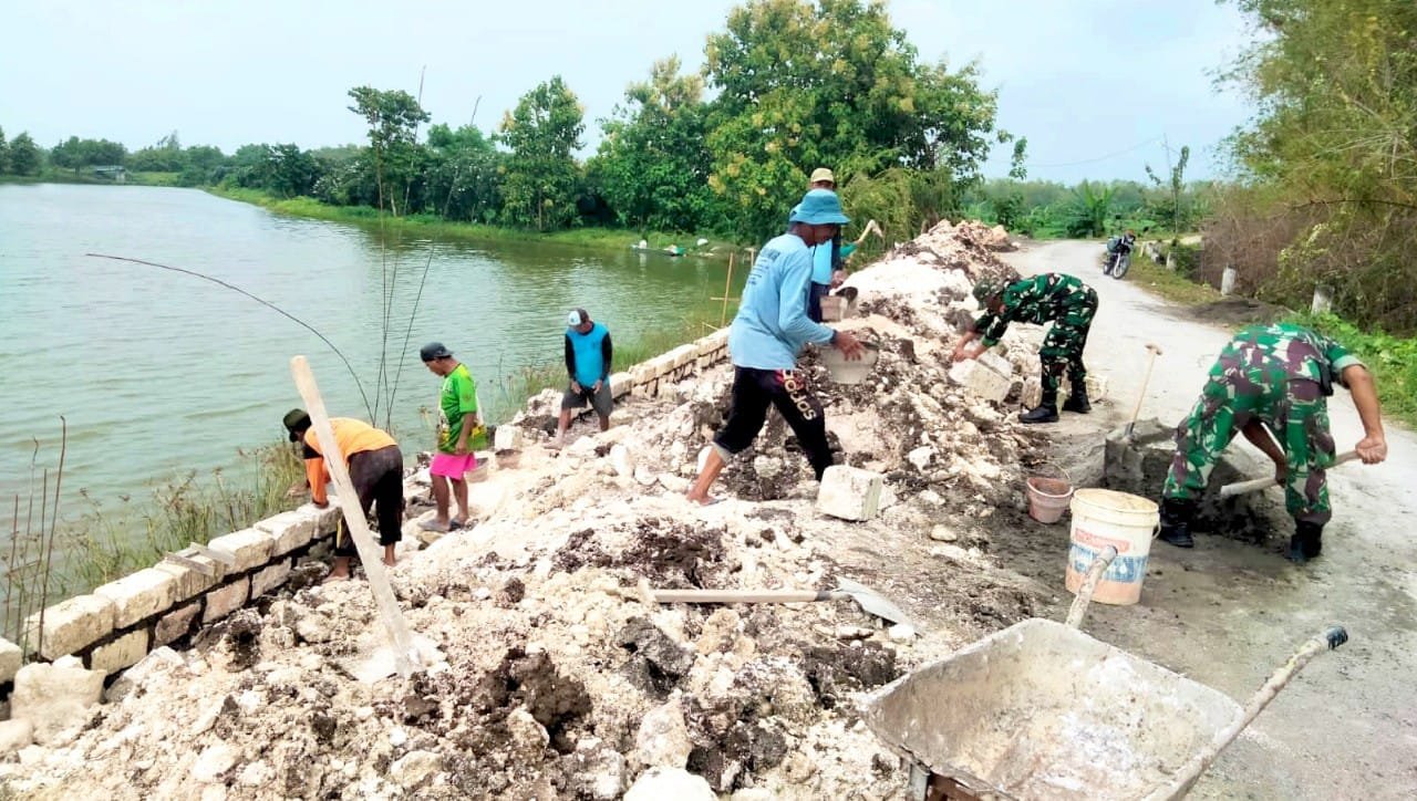 Sinergi TNI dan Warga Perkuat Jalan Utama Desa Palangan Lamongan img 20260708 wa0002