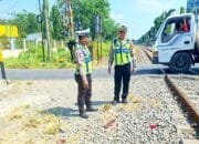 Terobos Perlintasan Kereta, Pengendara Scoopy Luka-Luka di Lamongan